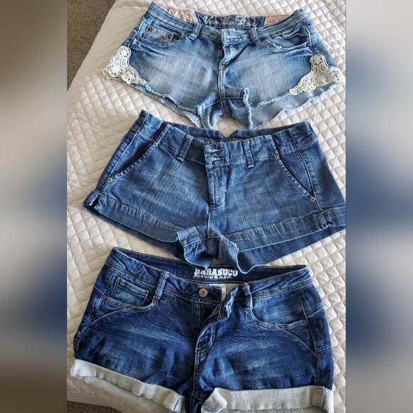 Lot Of Short Shorts Sz 28 EUC - Picture 1 of 2